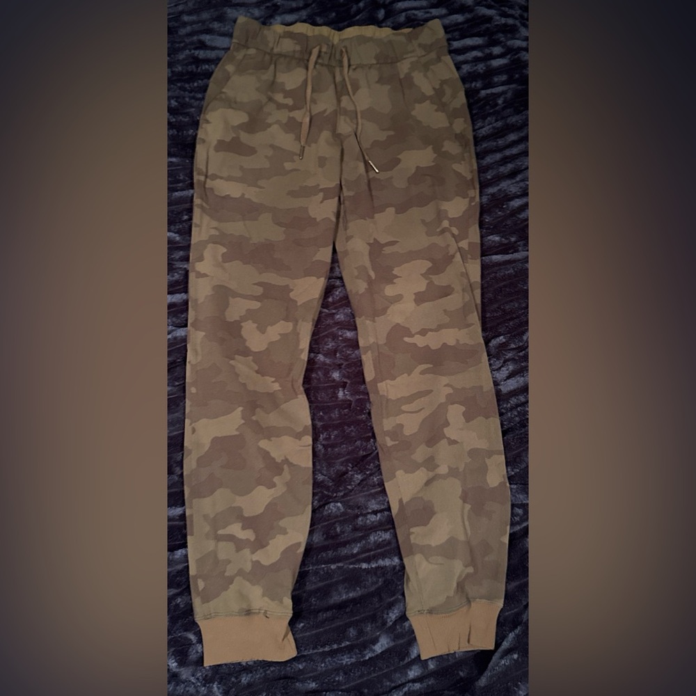 Lululemon On the Fly Jogger 28” (Heritage 365 Camo Dark Olive)